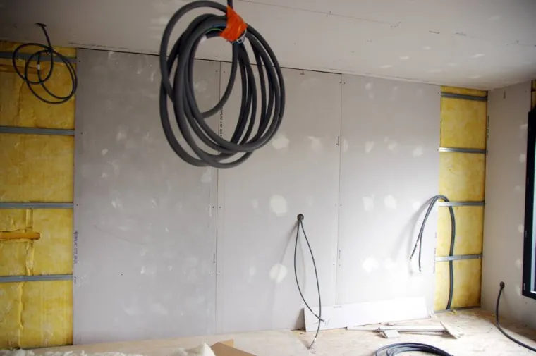 Pose de cloison intérieure pour une maison en rénovation à Fréjus, Draguignan, SASU SARI